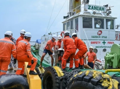 oil leaks from sunken tanker philippine coast guard